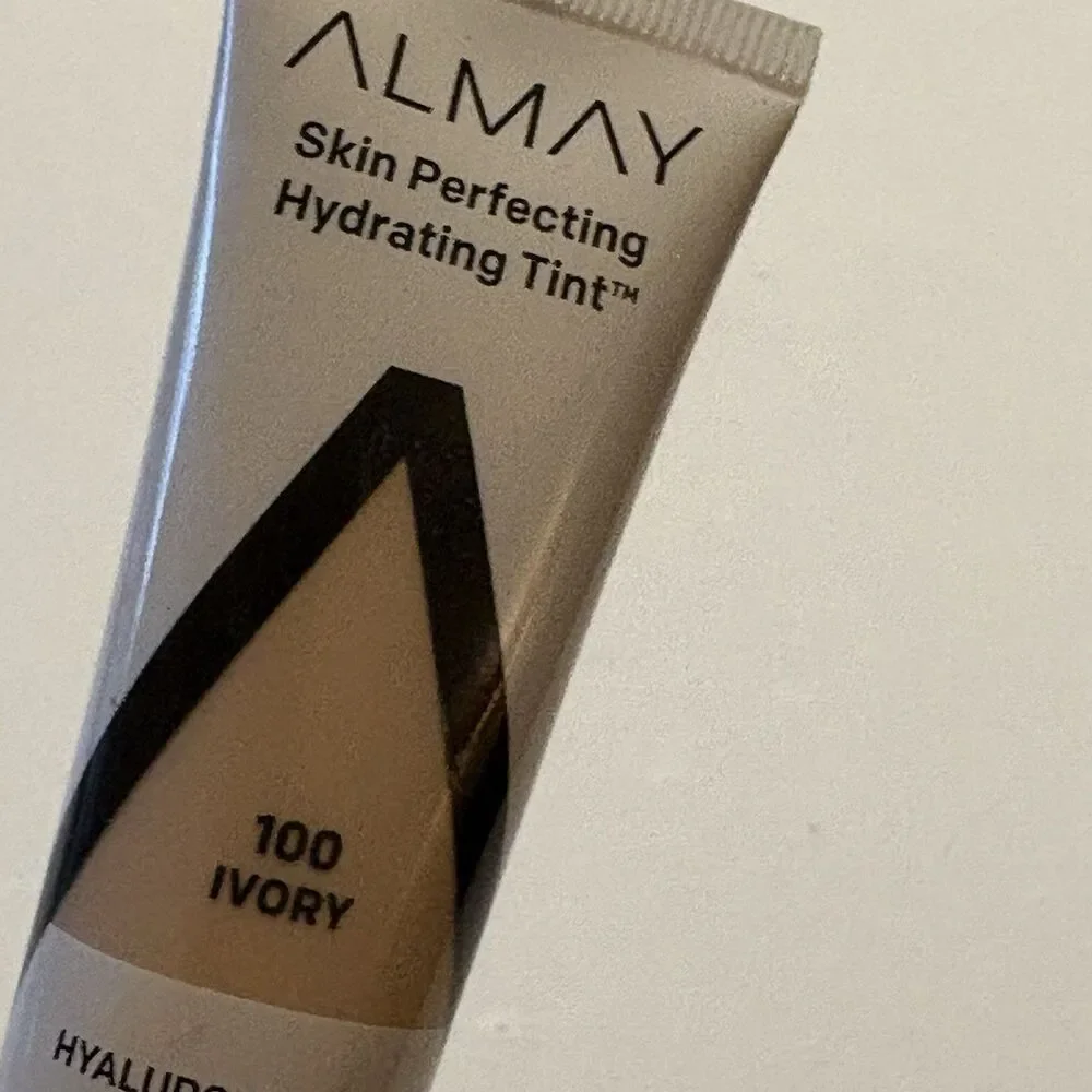 Almay Hydrating Lightweight with Light Coverage Liquid Foundation Tint 100 Ivory
